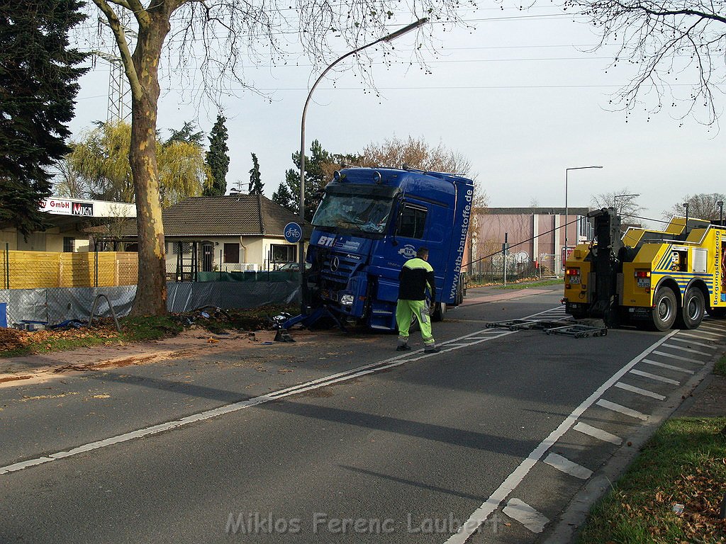 VU LKW gegen Baum Koeln Merheim Olpenerstr P380.JPG